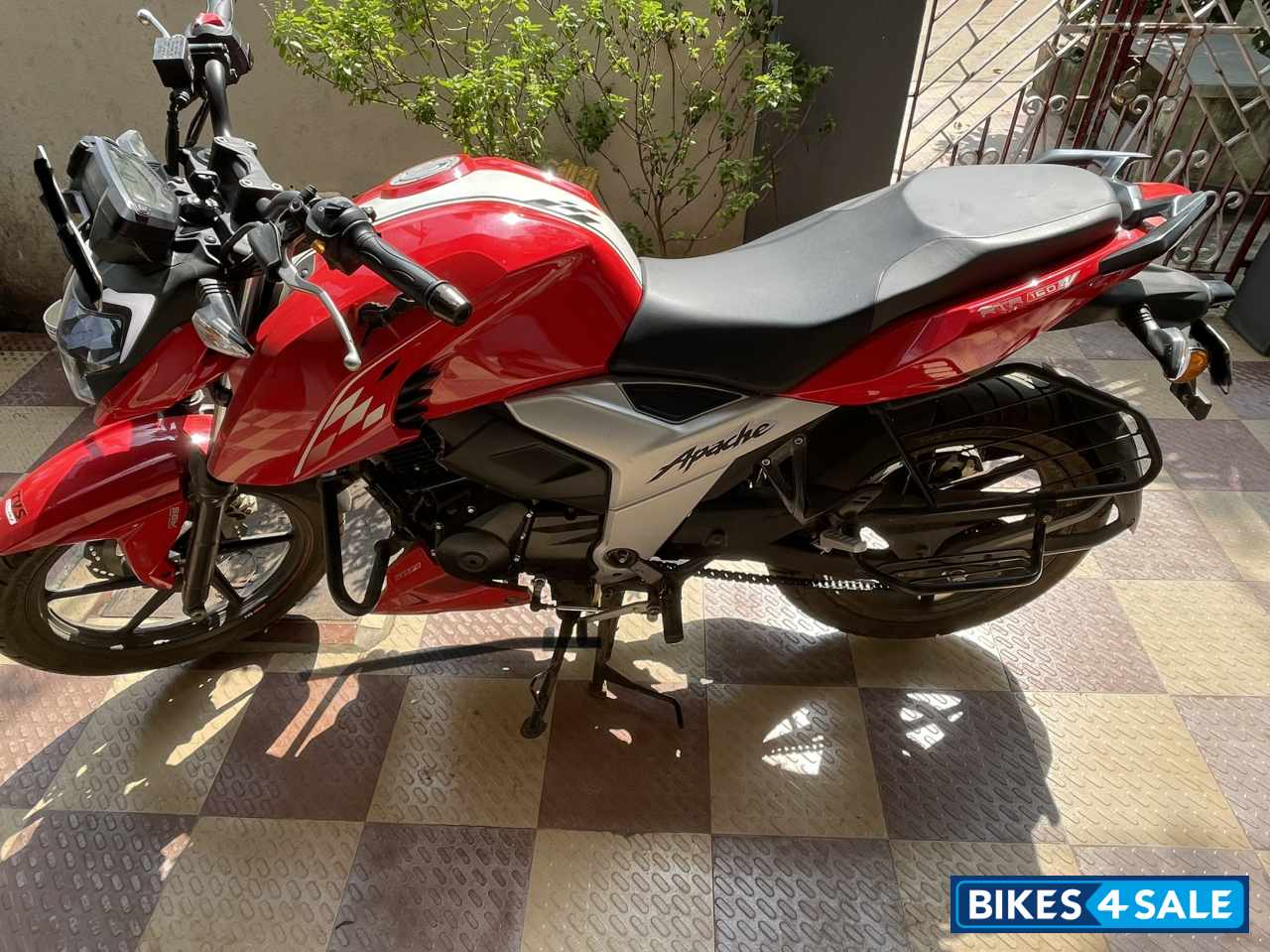 Red TVS Apache RTR 160 4V BS6