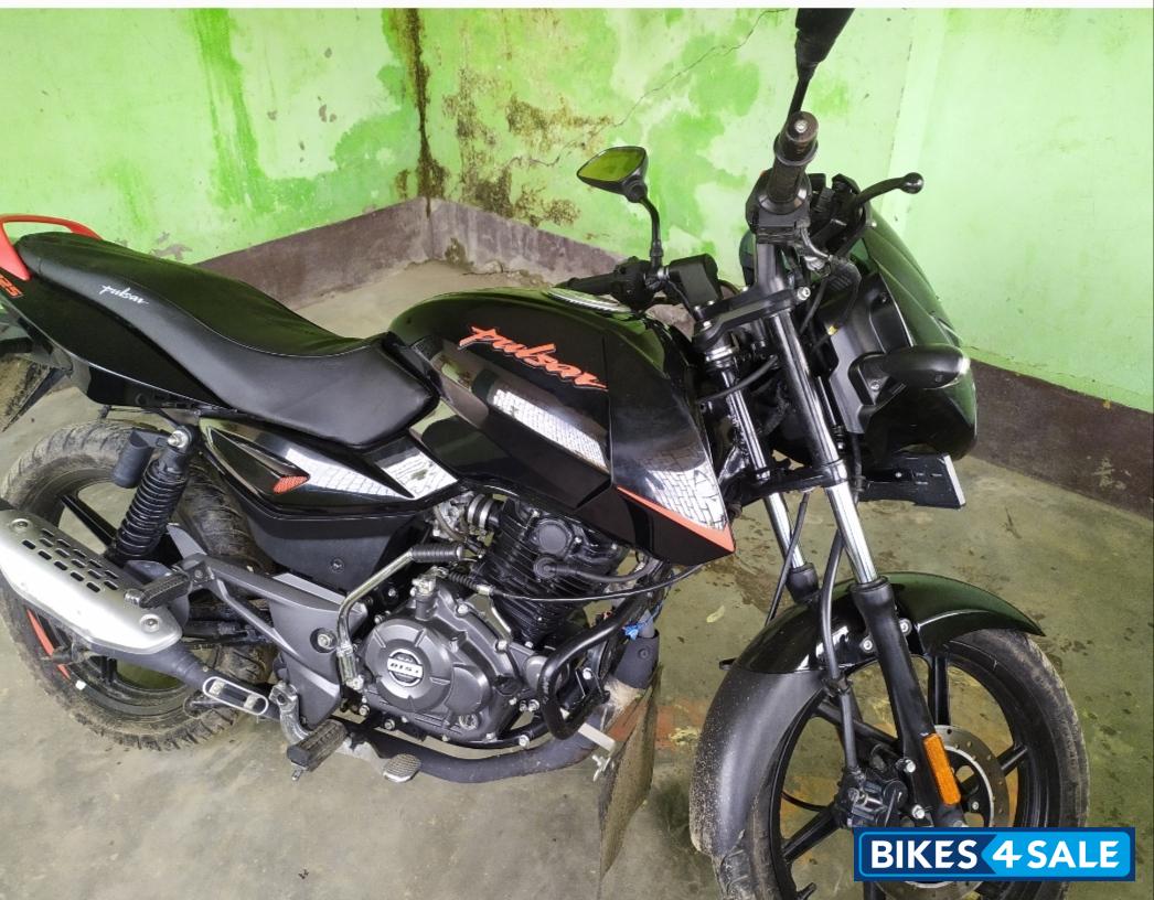 Black Bajaj Pulsar 125 Neon BS6
