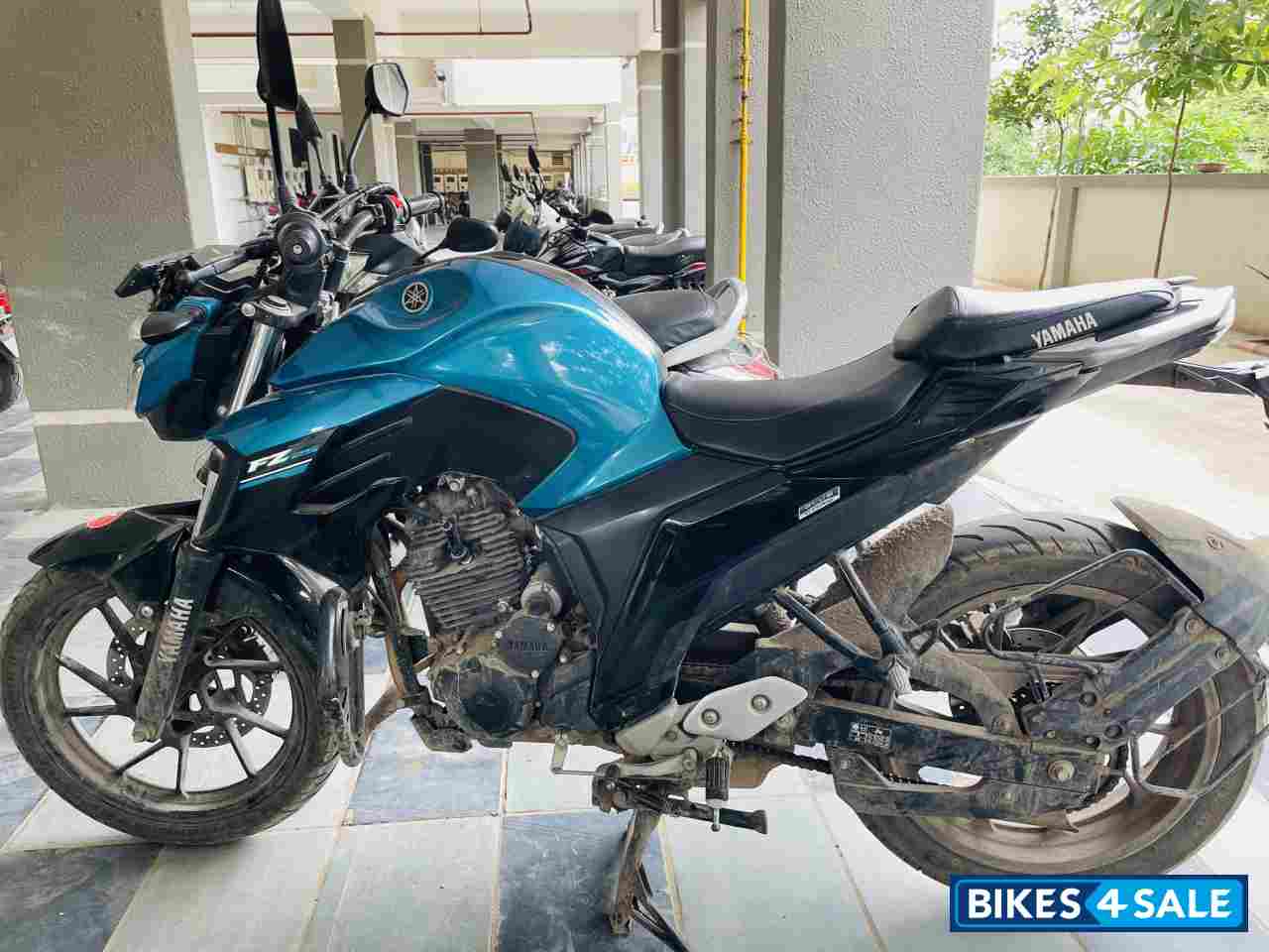 Blue Yamaha FZS 25