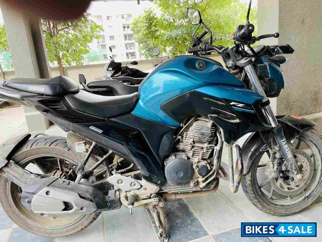 Blue Yamaha FZS 25
