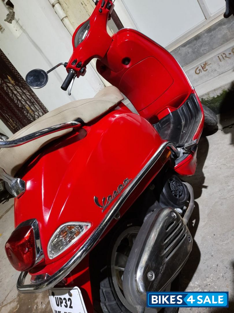 Red Vespa VXL 125