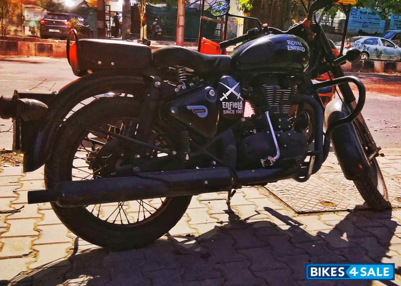 Royal Enfield Classic Stealth Black