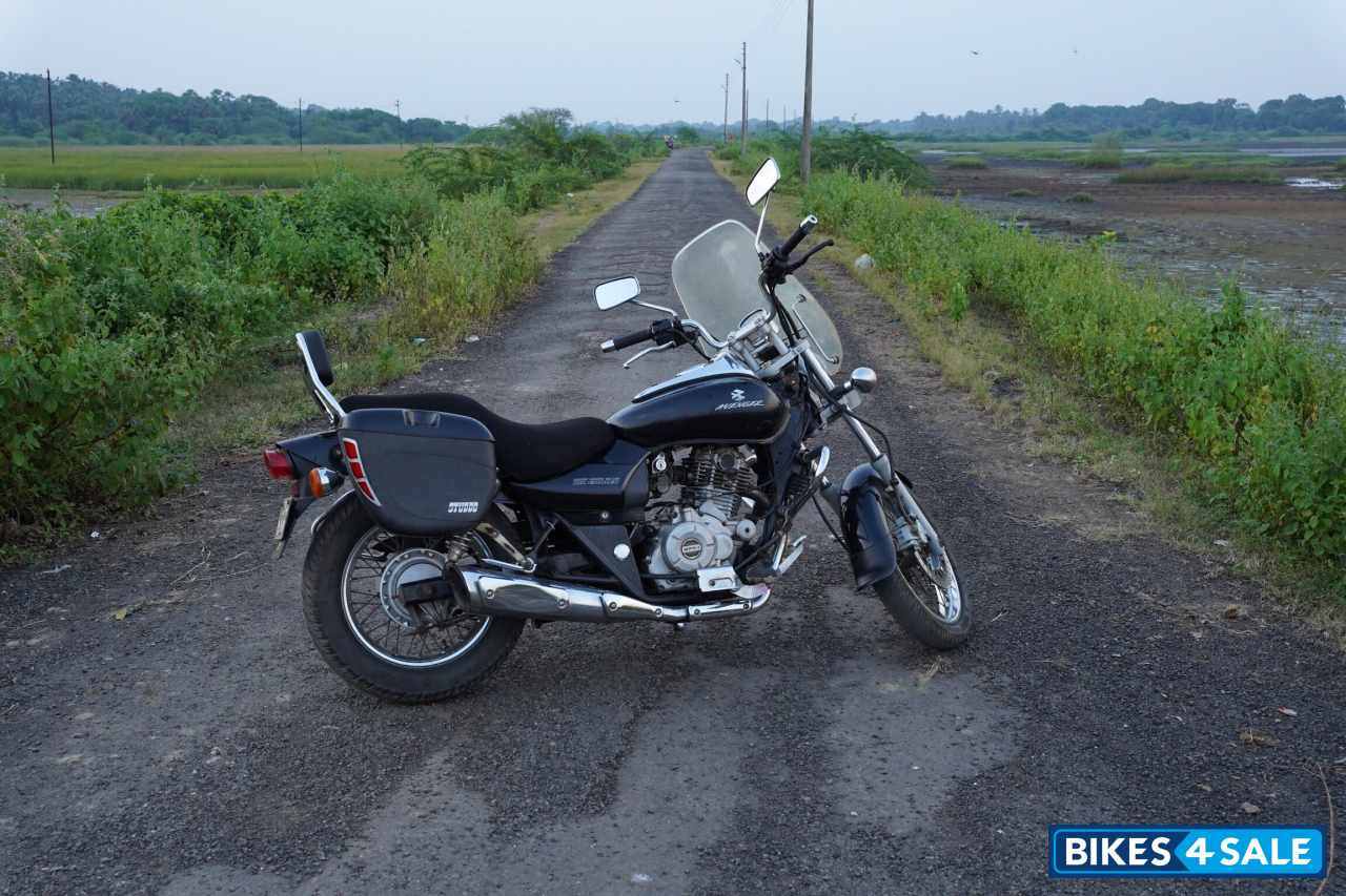 Black Bajaj Avenger Cruise 220