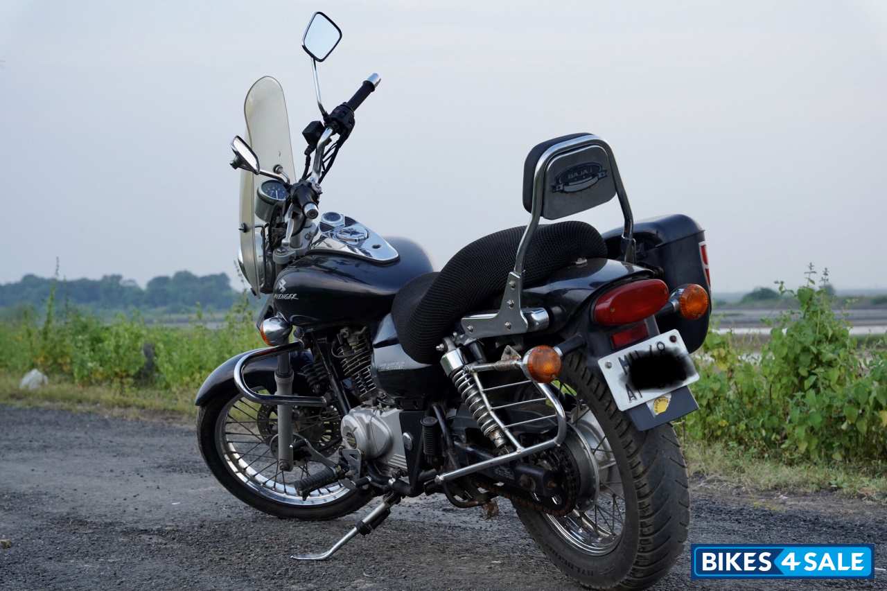 Black Bajaj Avenger Cruise 220