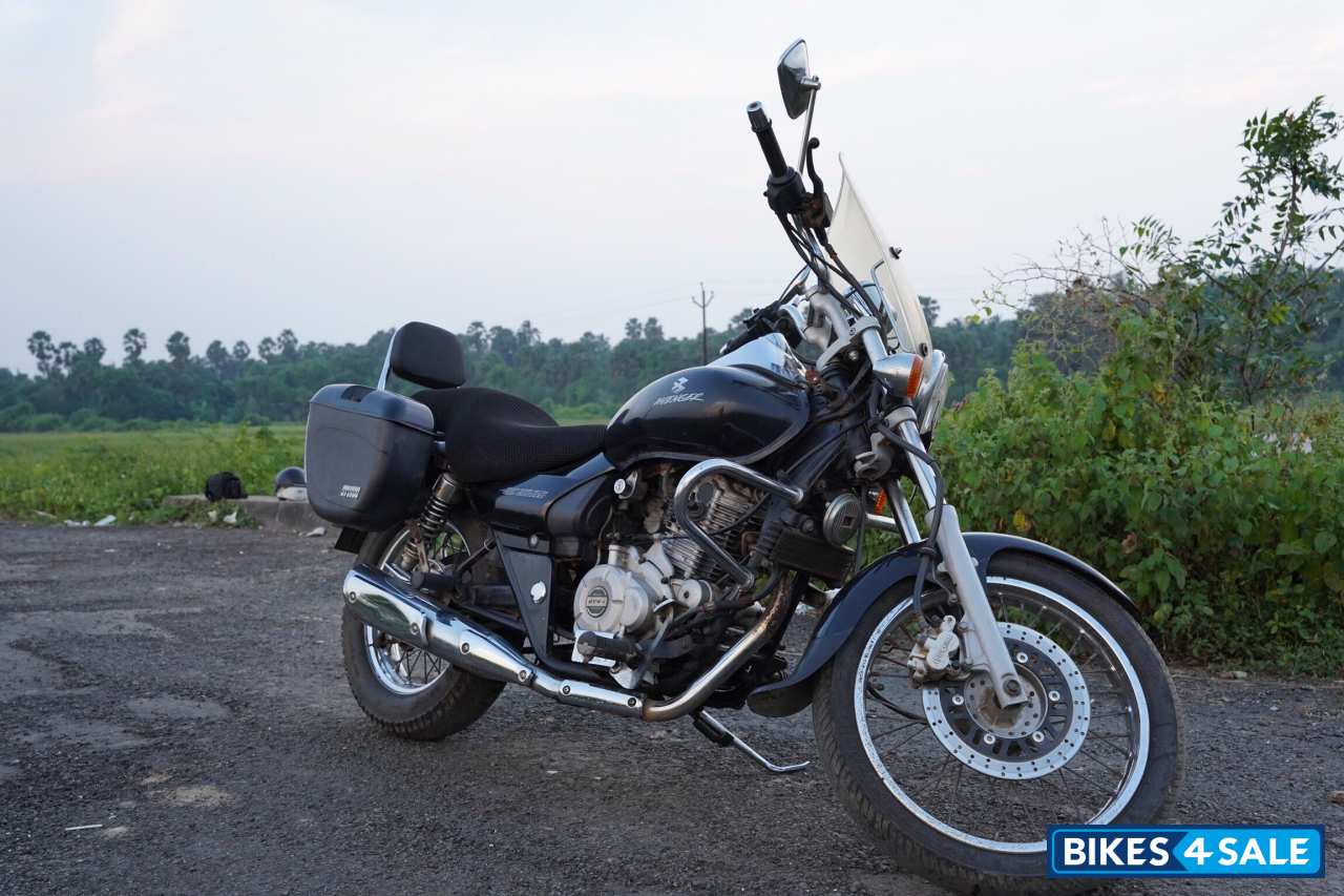 Black Bajaj Avenger Cruise 220