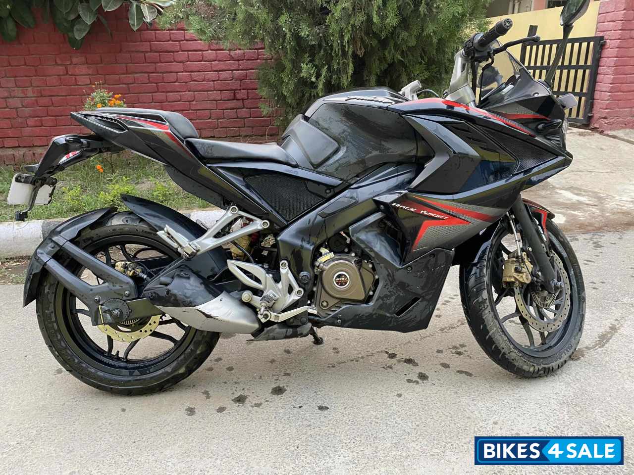 Bajaj Pulsar RS 200 ABS