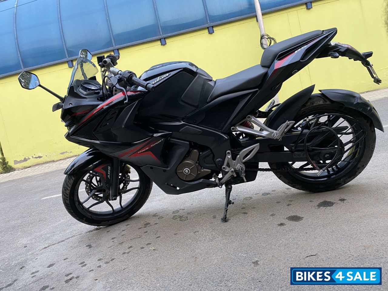 Bajaj Pulsar RS 200 ABS