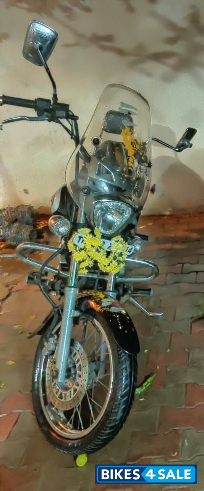 Black Bajaj Avenger Cruise 220