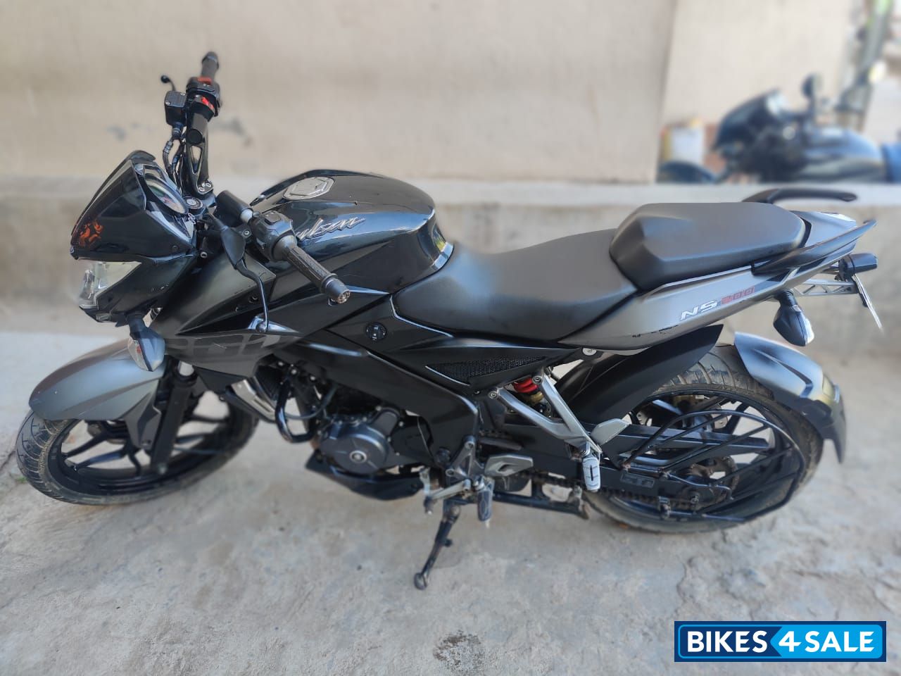 Black Bajaj Pulsar 200 NS