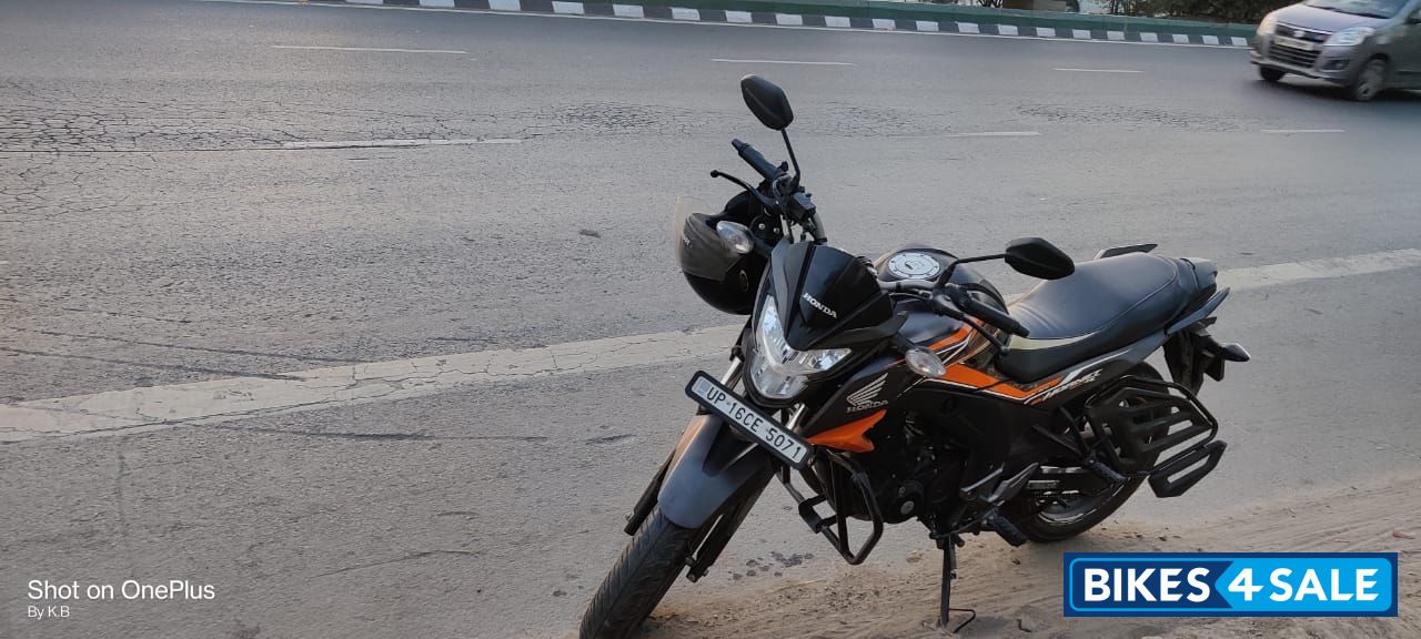 Black+orange Honda CB Hornet 160R