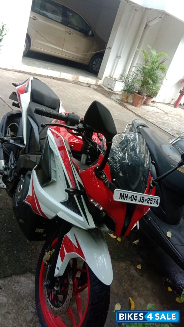Red Bajaj Pulsar RS 200