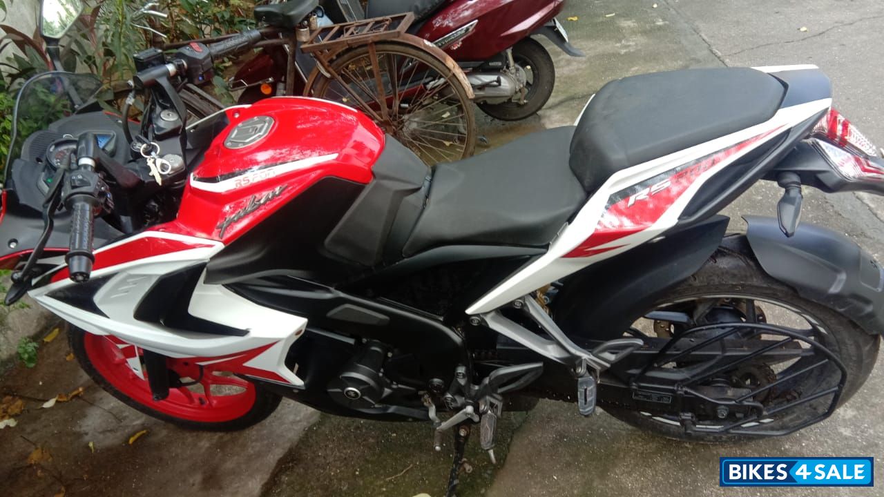 Red Bajaj Pulsar RS 200