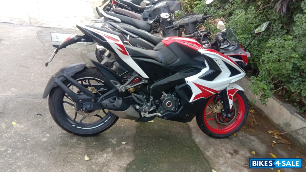 Red Bajaj Pulsar RS 200