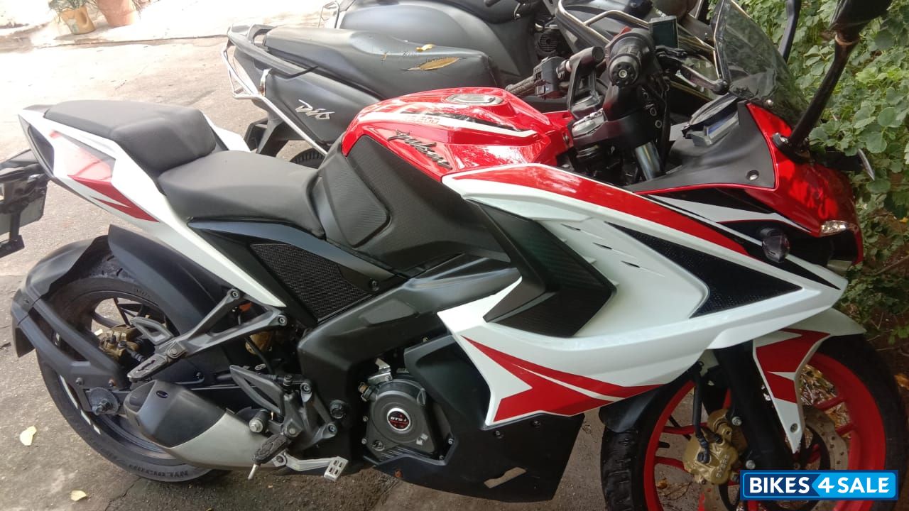 Red Bajaj Pulsar RS 200