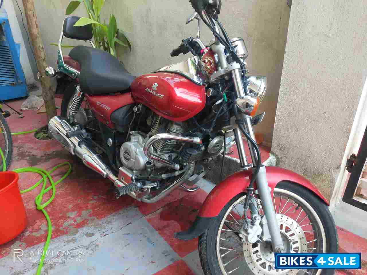 Red Bajaj Avenger 220 DTS-i