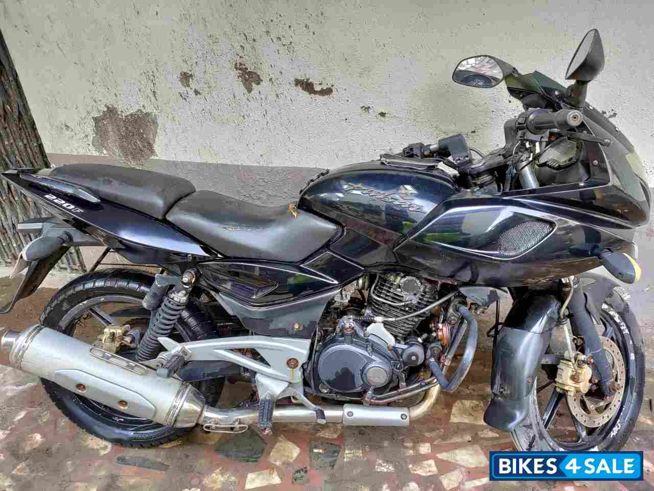 Black Bajaj Pulsar 220F