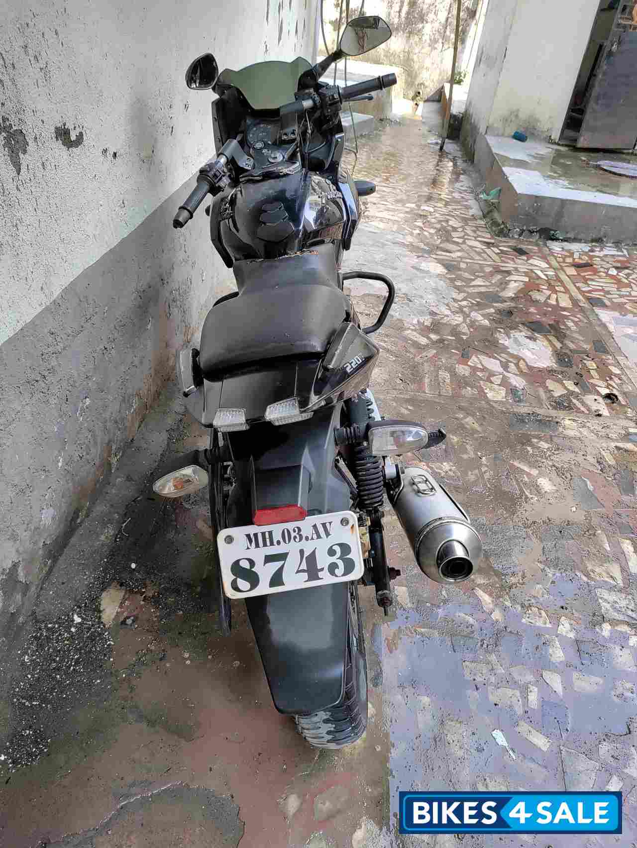 Black Bajaj Pulsar 220F