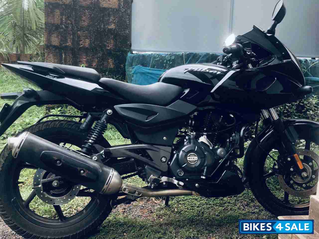 Bajaj Pulsar 220F BS6