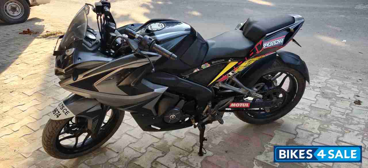 Black Bajaj Pulsar RS 200