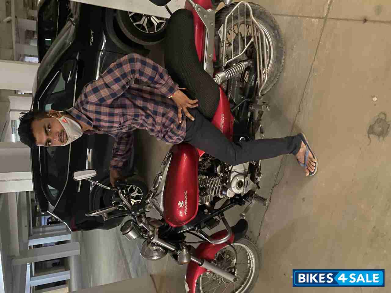 Red Bajaj Avenger 220 DTS-i