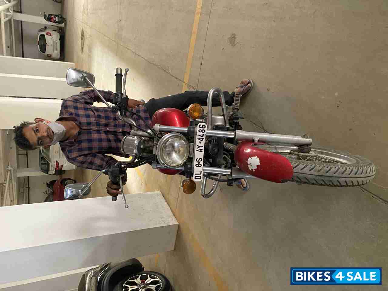 Red Bajaj Avenger 220 DTS-i