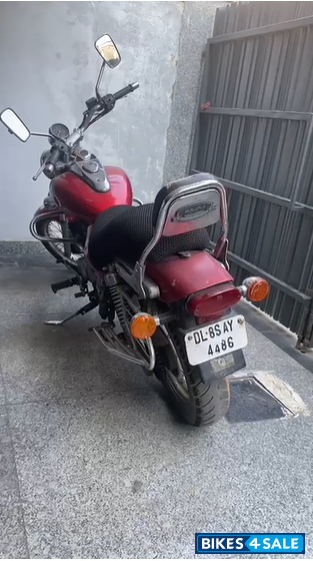 Red Bajaj Avenger 220 DTS-i