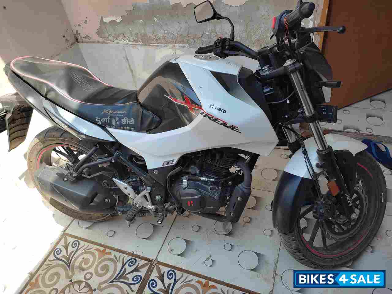 White Hero Xtreme 160R