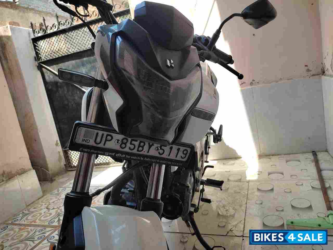 White Hero Xtreme 160R