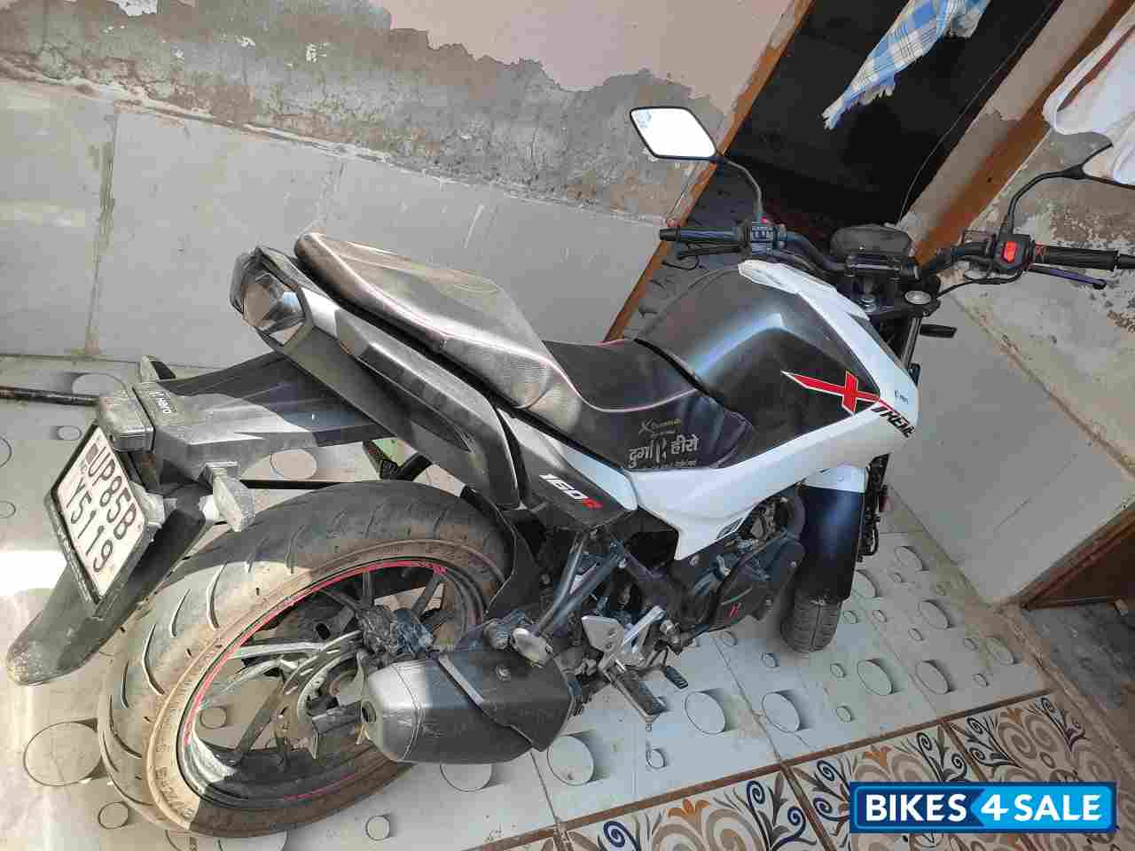 White Hero Xtreme 160R