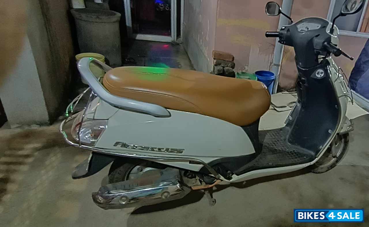 Pearl White Suzuki Access 125 Special Edition