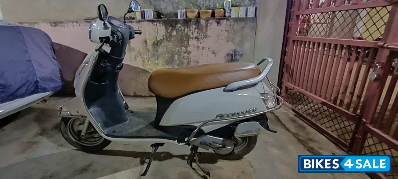 Pearl White Suzuki Access 125 Special Edition