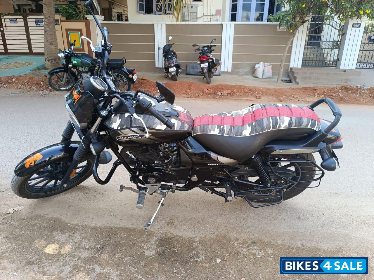 Black Bajaj Avenger Street 160 BS6