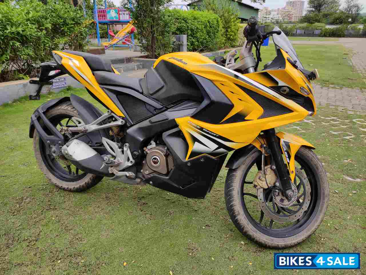 Bajaj Pulsar RS 200 ABS