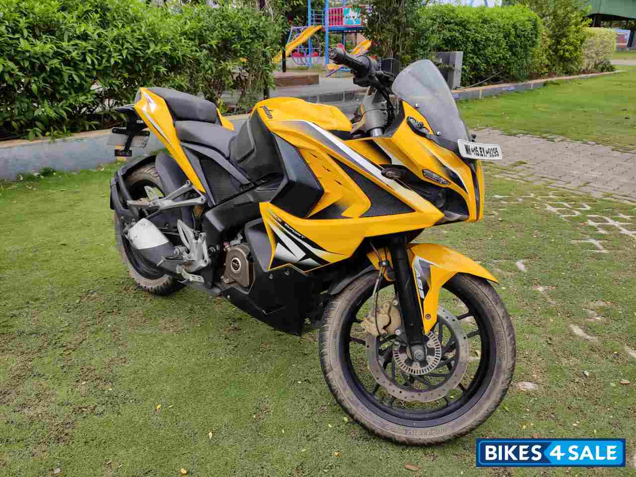 Bajaj Pulsar RS 200 ABS