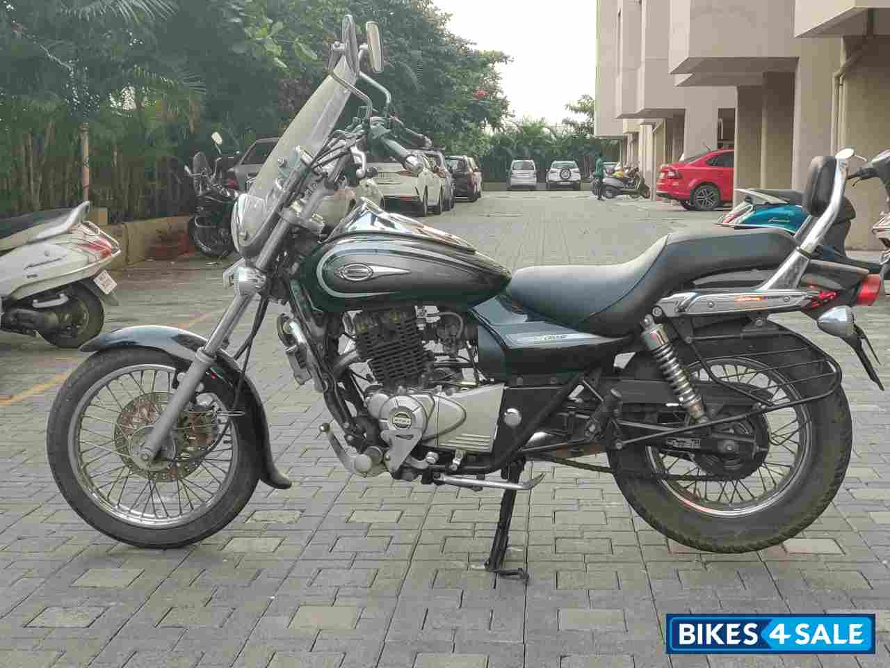 Black Bajaj Avenger Cruise 220