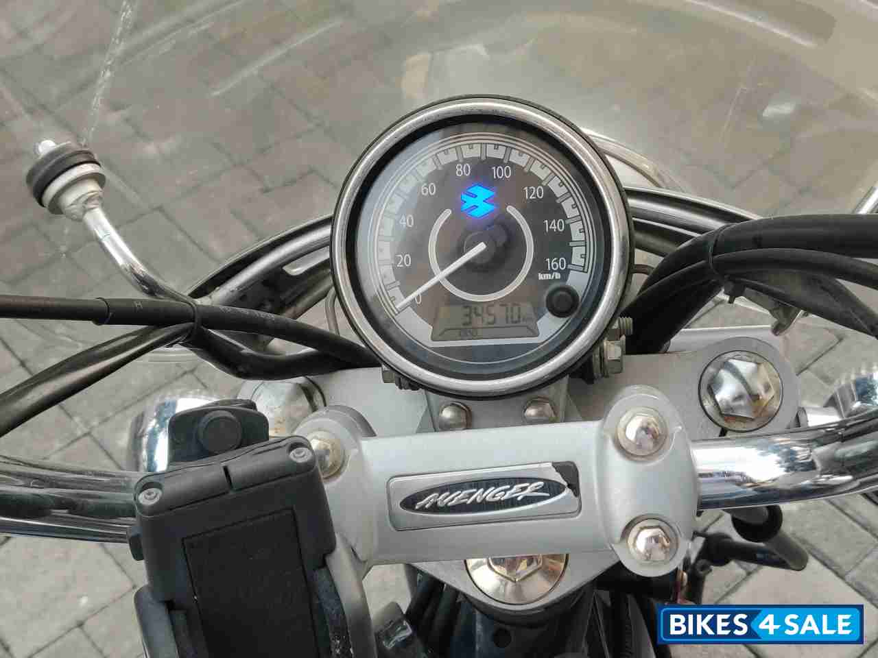 Black Bajaj Avenger Cruise 220 Black Bajaj Avenger Cruise 220