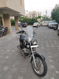 Black Bajaj Avenger Cruise 220