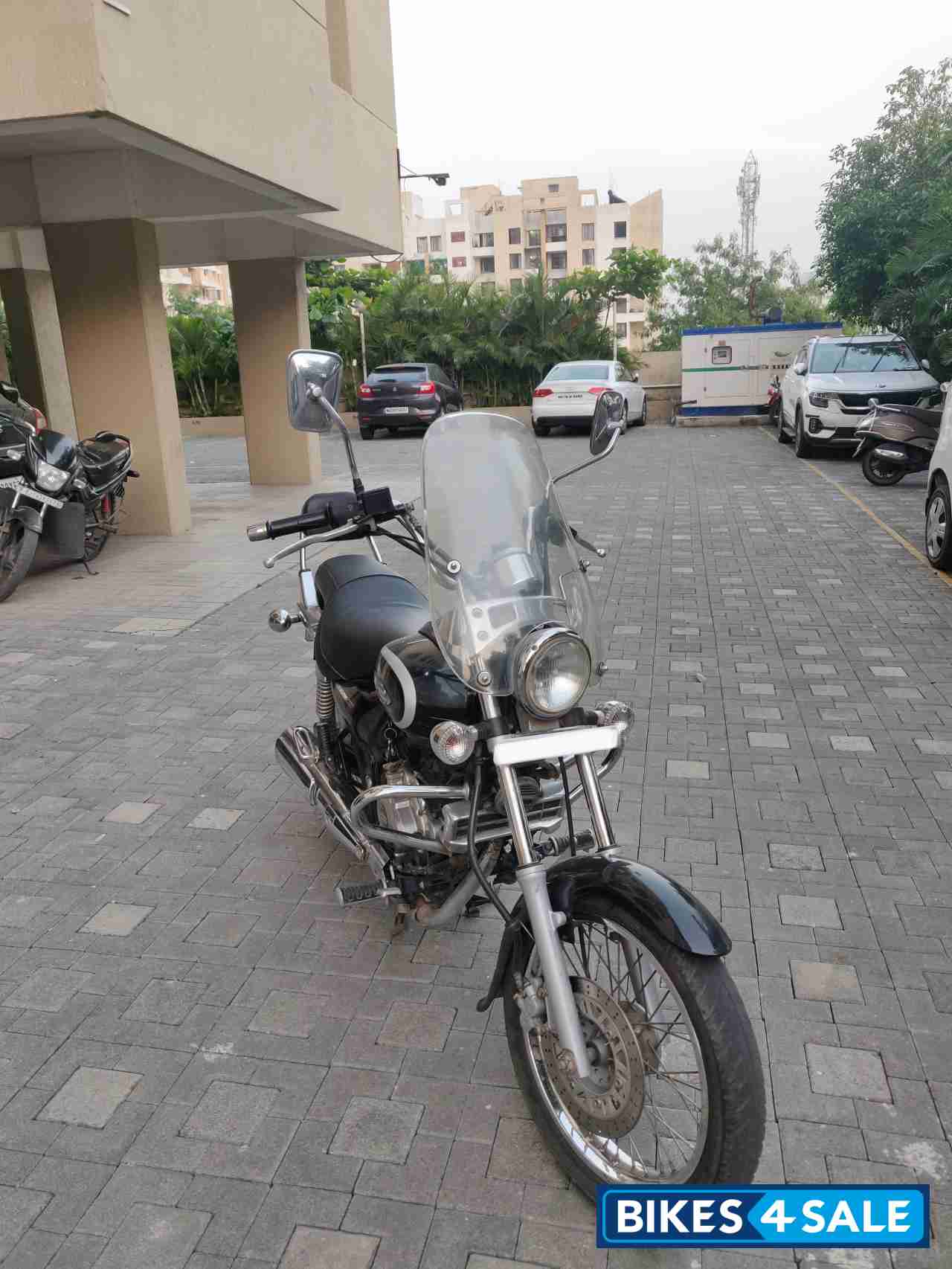 Black Bajaj Avenger Cruise 220 Black Bajaj Avenger Cruise 220