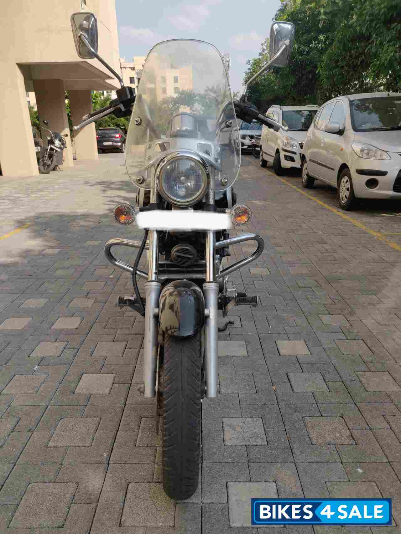 Black Bajaj Avenger Cruise 220 Black Bajaj Avenger Cruise 220