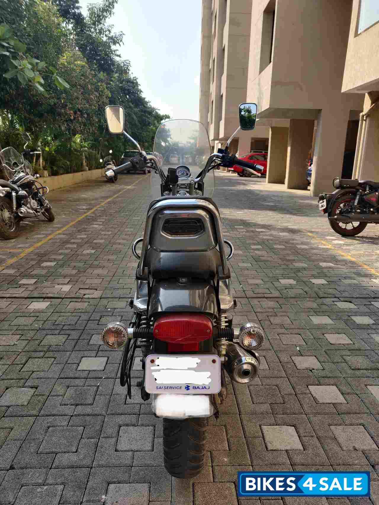 Black Bajaj Avenger Cruise 220 Black Bajaj Avenger Cruise 220