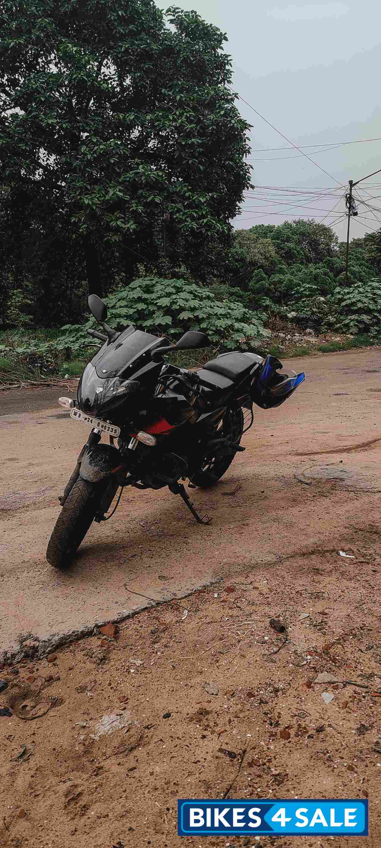 Black Bajaj Pulsar 220F