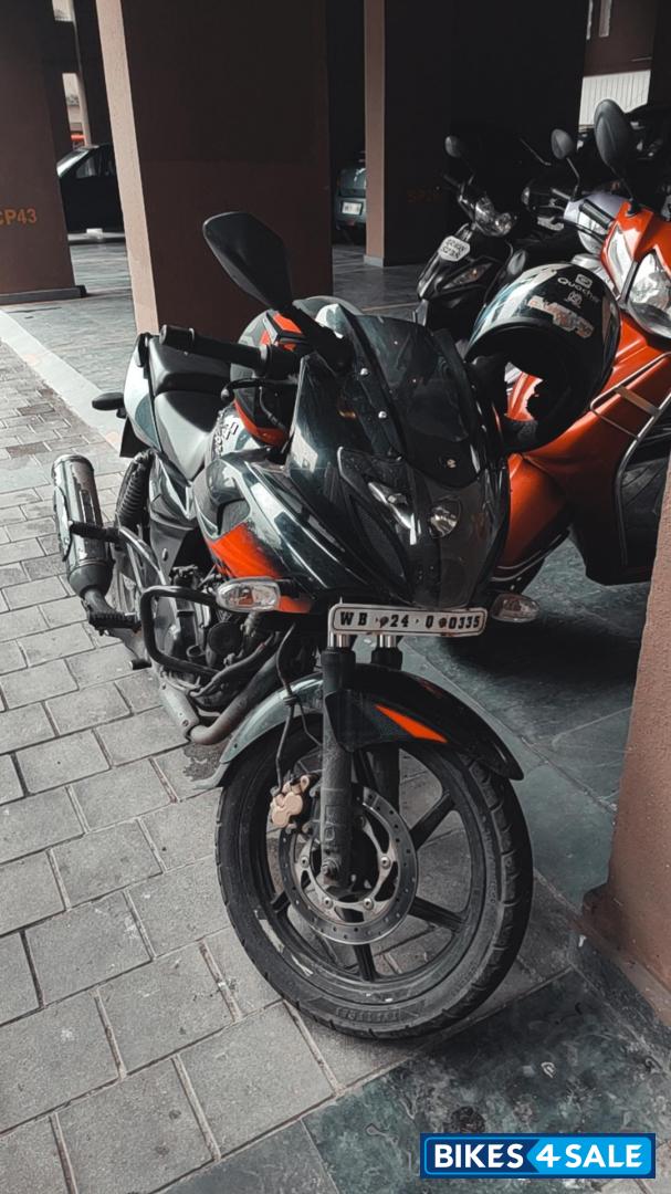 Black Bajaj Pulsar 220F