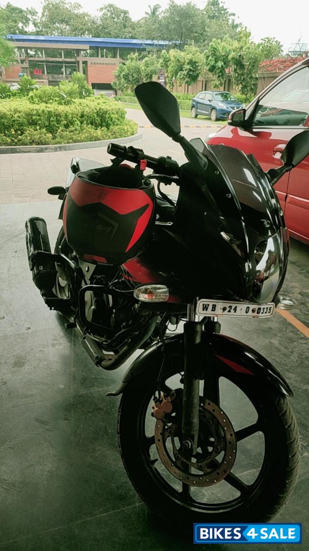 Black Bajaj Pulsar 220F