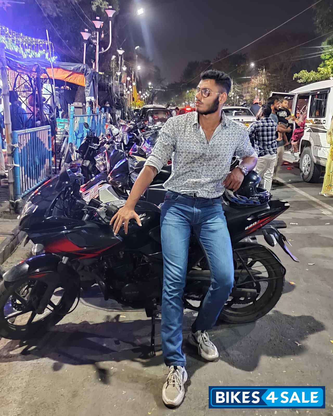 Black Bajaj Pulsar 220F