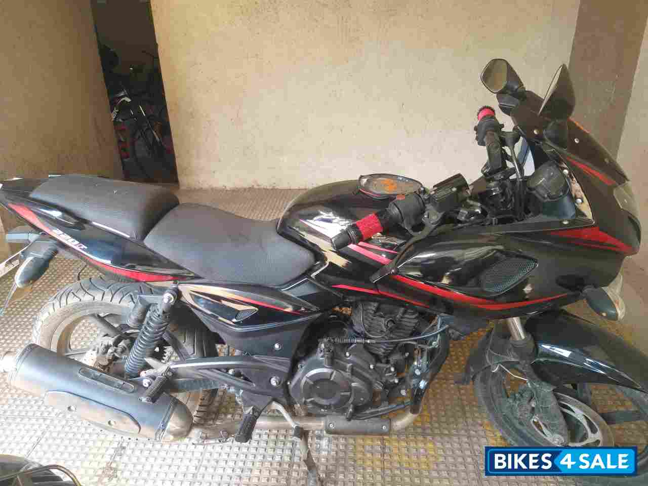 Bajaj Pulsar 220F