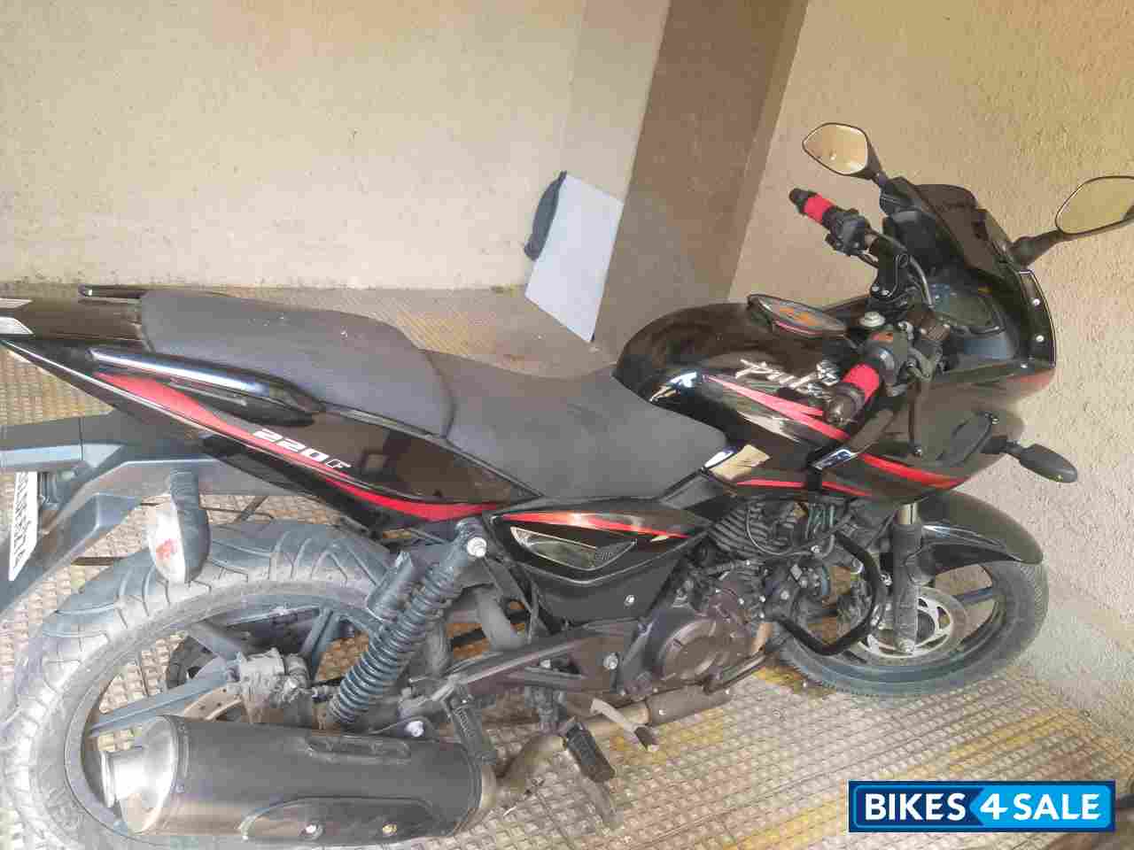Bajaj Pulsar 220F
