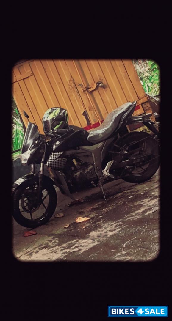 Black Suzuki GS 150R