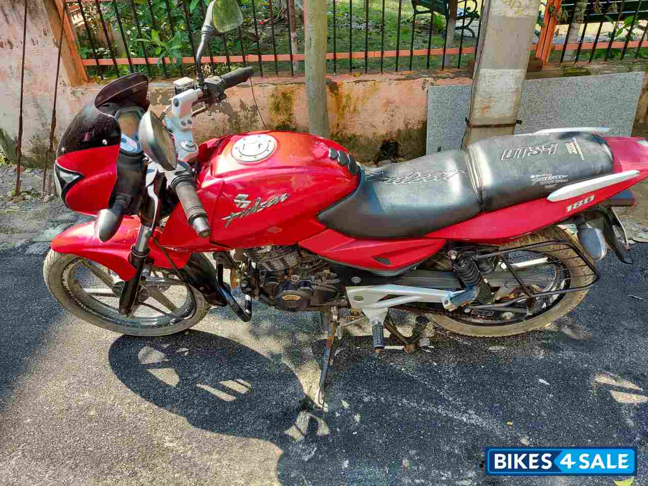 Red Bajaj Pulsar 180