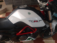 White Benelli TNT 25