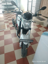 White Benelli TNT 25
